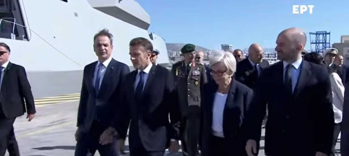 Μητσοτάκης και Μακρόν επιθεώρησαν τη φρεγάτα «Κίμων» (βίντεο)