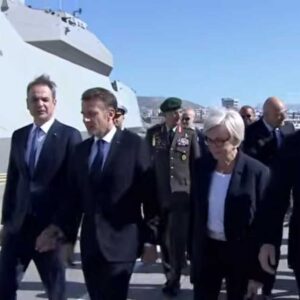 Μητσοτάκης και Μακρόν επιθεώρησαν τη φρεγάτα «Κίμων» (βίντεο)