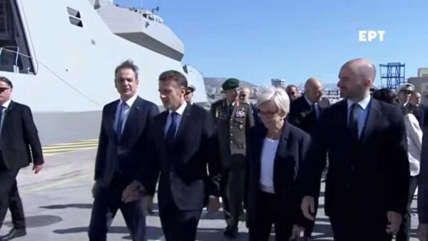 Μητσοτάκης και Μακρόν επιθεώρησαν τη φρεγάτα «Κίμων» (βίντεο)