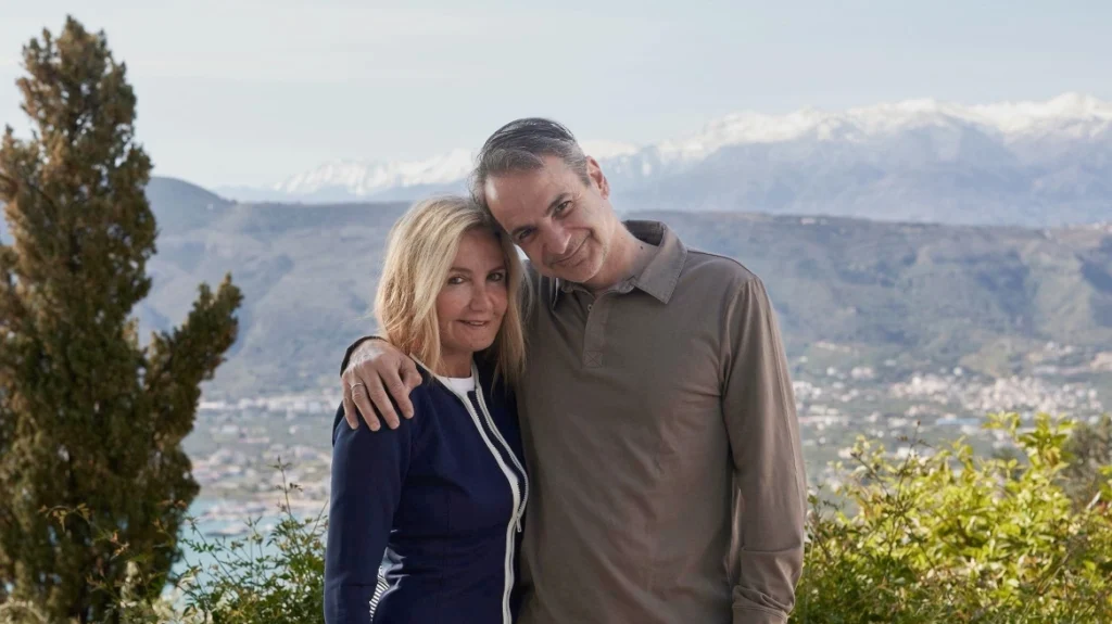 Οι ευχές Μητσοτάκη για το Πάσχα από τα Χανιά και η φωτογραφία  με τη σύζυγό του Μαρέβα