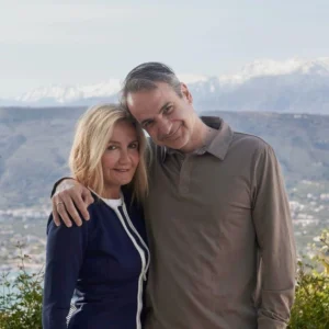 Οι ευχές Μητσοτάκη για το Πάσχα από τα Χανιά και η φωτογραφία  με τη σύζυγό του Μαρέβα