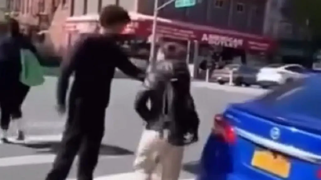 Σοκ στη Νέα Υόρκη: 14χρονος έδειρε πολύ άσχημα 15χρονη γιατί δεν του έδωσε το κινητό της