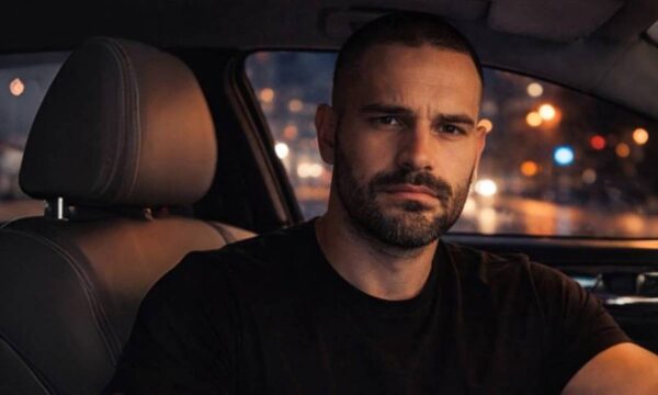 Ο Σίμος Πετρόπουλος παρουσιάζει το νέο του single «Δε με ένιωσες»