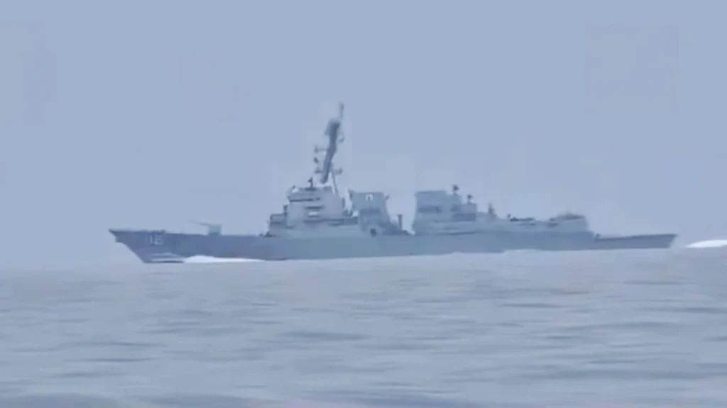 «Αλλάξτε πορεία, θα ανοίξουμε πύρ»: Η στιγμή που ιρανικό πολεμικό σκάφος απειλεί αμερικανικό αντιτορπιλικό που μπήκε στα Στενά του Ορμούζ – Βίντεο