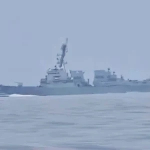 «Αλλάξτε πορεία, θα ανοίξουμε πύρ»: Η στιγμή που ιρανικό πολεμικό σκάφος απειλεί αμερικανικό αντιτορπιλικό που μπήκε στα Στενά του Ορμούζ – Βίντεο