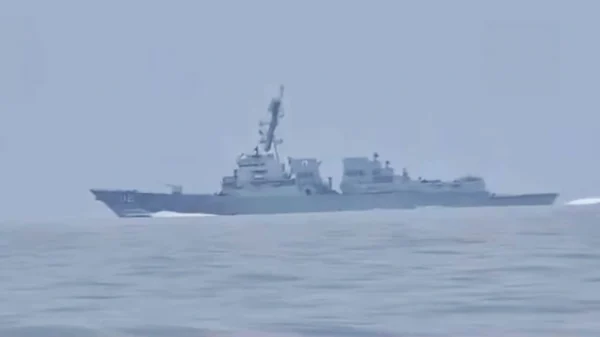 «Αλλάξτε πορεία, θα ανοίξουμε πύρ»: Η στιγμή που ιρανικό πολεμικό σκάφος απειλεί αμερικανικό αντιτορπιλικό που μπήκε στα Στενά του Ορμούζ – Βίντεο