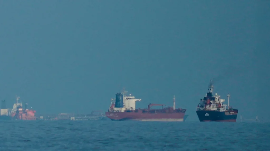 Οι Φρουροί της Επανάστασης έκλεισαν και πάλι τα Στενά του Ορμούζ – Δεκάδες πλοία εγκλωβισμένα