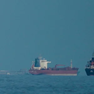 Οι Φρουροί της Επανάστασης έκλεισαν και πάλι τα Στενά του Ορμούζ – Δεκάδες πλοία εγκλωβισμένα