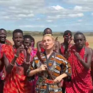 Η Αλεξάνδρα Παναγιώταρου χόρεψε Έλλη Κοκκίνου με τους Μασάι στην Αφρική – Βίντεο
