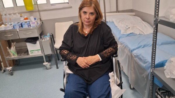 Περιπέτεια για τη Βάσια Παναγοπούλου: Έσπασε το πόδι της σε πτήση – Ούρλιαζε από τους πόνους και δεν τη βοήθησε κανείς