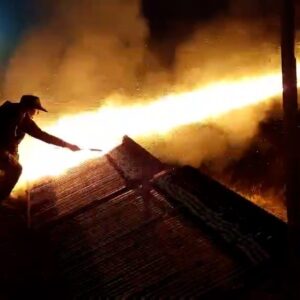 Ρουκετοπόλεμος στη Χίο: Εντυπωσιακές εικόνες με χιλιάδες ρουκέτες το βράδυ της Ανάστασης – Βίντεο