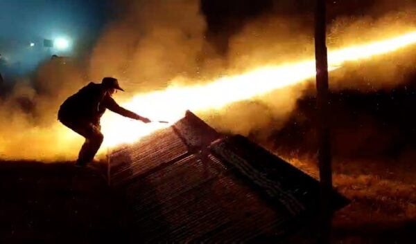 Ρουκετοπόλεμος στη Χίο: Εντυπωσιακές εικόνες με χιλιάδες ρουκέτες το βράδυ της Ανάστασης – Βίντεο