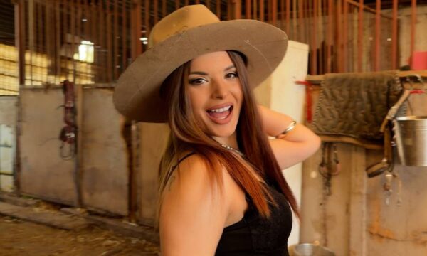 Ρούλα Παπαθανασίου: Το νέο της τσιφτετέλι «Με Ζηλεύεις Πολύ» με την υπογραφή Σιγανού-Βαλεντίνο-Καπότση και γνωστό πολίστα πρωταγωνιστή (βιντεοκλιπ)