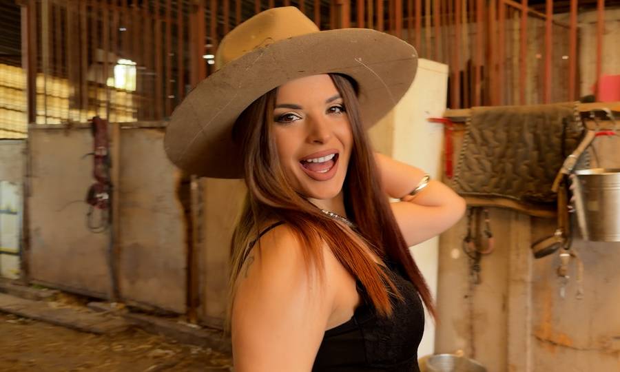 Ρούλα Παπαθανασίου: Το νέο της τσιφτετέλι «Με Ζηλεύεις Πολύ» με την υπογραφή Σιγανού-Βαλεντίνο-Καπότση και γνωστό πολίστα πρωταγωνιστή (βιντεοκλιπ)