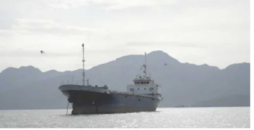 Το Ιράν ανοίγει τα Στενά του Ορμούζ για τα εμπορικά πλοία για όσο διαρκεί η εκεχειρία στον Λίβανο – Πτώση στο πετρέλαιο, κάτω από $90 το Brent