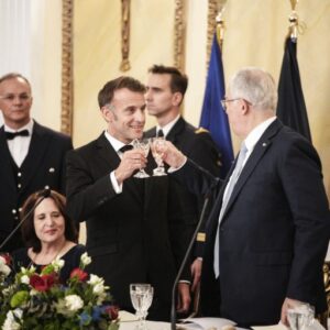 Τασούλας: «Χαράσουμε συντεταγμένα τη σύμπλευσή μας – «Ελλάς, Γαλλία, συμμαχία» είπε στα ελληνικά ο Μακρόν (βίντεο)