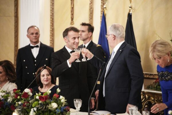 Τασούλας: «Χαράσουμε συντεταγμένα τη σύμπλευσή μας – «Ελλάς, Γαλλία, συμμαχία» είπε στα ελληνικά ο Μακρόν (βίντεο)