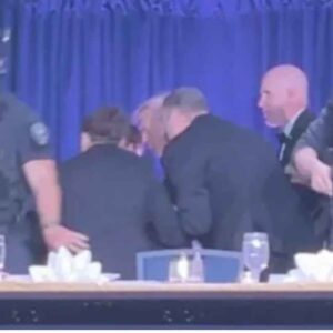 Ένοπλη επίθεση στο δείπνο των ανταποκριτών στην Ουάσινγκτον: Σώος ο Τράμπ, υπό κράτηση ο δράστης – Σκηνές πανικού στην αίθουσα (βίντεο)