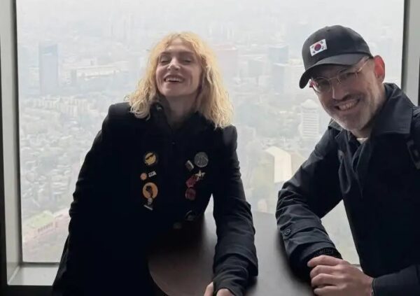 Ελεωνόρα Ζουγανέλη – Νίκος Συρίγος: Πάσχα στην Κορέα – Όπου κι αν βρισκόμαστε, το φως μπορεί να φτάσει σε εμάς αν το θελήσουμε