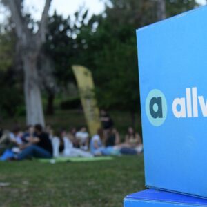 Μια ξεχωριστή βραδιά θερινού σινεμά στο Πάρκο Ελευθερίας από το this is Athens City Festival και την Allwyn (vid.) – Η εμβληματική ταινία «Πολυτεχνίτης και Ερημοσπίτης» προσέλκυσε πλήθος θεατών κάθε ηλικίας
