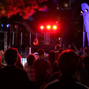 Η Billie Kark συστήνεται στο κοινό μέσα από 5 facts (vid.) – Μια μαγική μουσική βραδιά στην Πλατεία Δεξαμενής με την υπογραφή της Allwyn