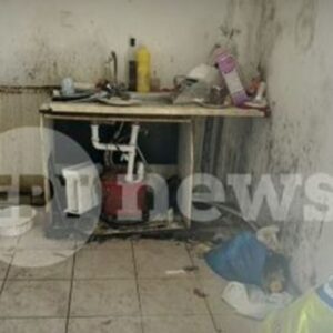 Άγιοι Ανάργυροι: Σε τρώγλη με άθλιες συνθήκες ζούσαν τρία ανήλικα παιδιά – Συνελήφθησαν  οι γονείς για παραμέληση