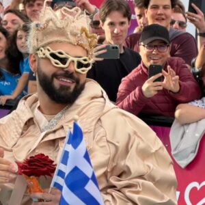 Eurovision 2026: Ο Akylas στο εντυπωσιακό Τιρκουάζ Χαλί της Βιέννης – Δείτε το βίντεο