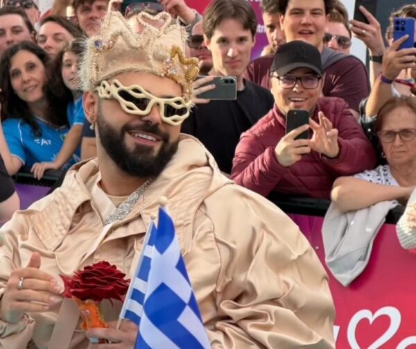 Eurovision 2026: Ο Akylas στο εντυπωσιακό Τιρκουάζ Χαλί της Βιέννης – Δείτε το βίντεο