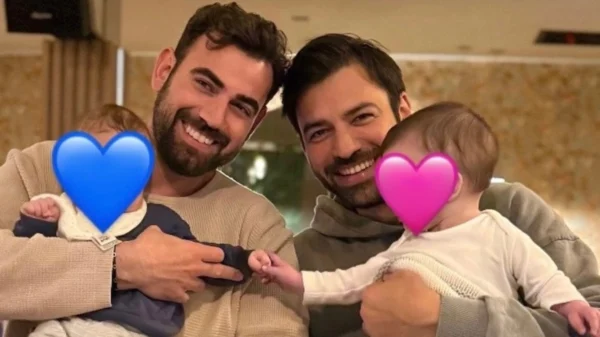 O Ανδρέας Γεωργίου και ο Νίκος Πολυδερόπουλος ποζάρουν μαζί, κρατώντας αγκαλιά τα παιδιά τους