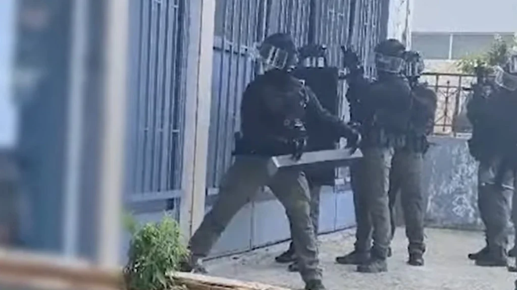 Εξαρθρώθηκε σπείρα που παρίστανε υπαλλήλους του ΔΕΔΔΗΕ ή λογιστές με λεία άνω των 2 εκατ. ευρώ – Βίντεο από την έφοδο της ΕΛΑΣ