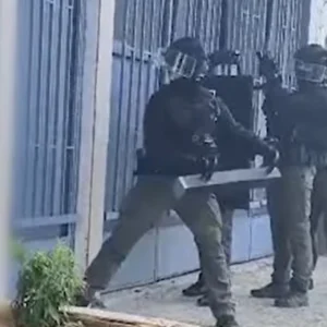 Εξαρθρώθηκε σπείρα που παρίστανε υπαλλήλους του ΔΕΔΔΗΕ ή λογιστές με λεία άνω των 2 εκατ. ευρώ – Βίντεο από την έφοδο της ΕΛΑΣ