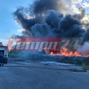 Μήνυμα από το «112» για τη φωτιά σε χώρο πρώην εργοστασίου στην Πάτρα: Καίγονται ελαστικά, επικίνδυνοι καπνοί  – Βίντεο
