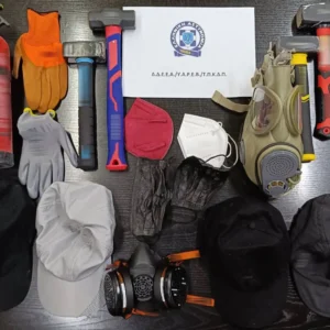 Συνελήφθησαν τρείς κοπέλες για τους βανδαλισμούς στο Διοικητικό Εφετείο Αθηνών – Κατασχέθηκαν βαριοπούλες, πυροσβεστήρας, αντιασφυξιογόνες μάσκες