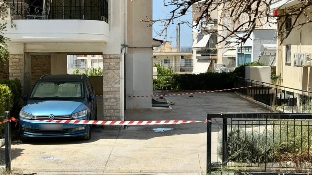 Σοκ στην Ηλιούπολη: Βουτιά θανάτου έκαναν δύο 17χρονες από τον πέμπτο όροφο πολυκατοικίας – Νεκρή η μία, μάχη για τη ζωή της δίνει η δεύτερη  – «Σας αγαπάω πολύ» έγραφε το σημείωμα που βρέθηκε