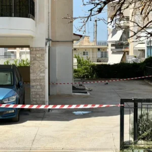 Σοκ στην Ηλιούπολη: Βουτιά θανάτου έκαναν δύο 17χρονες από τον πέμπτο όροφο πολυκατοικίας – Νεκρή η μία, μάχη για τη ζωή της δίνει η δεύτερη  – «Σας αγαπάω πολύ» έγραφε το σημείωμα που βρέθηκε