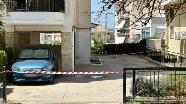 Σοκ στην Ηλιούπολη: Βουτιά θανάτου έκαναν δύο 17χρονες από τον πέμπτο όροφο πολυκατοικίας – Νεκρή η μία, μάχη για τη ζωή της δίνει η δεύτερη  – «Σας αγαπάω πολύ» έγραφε το σημείωμα που βρέθηκε