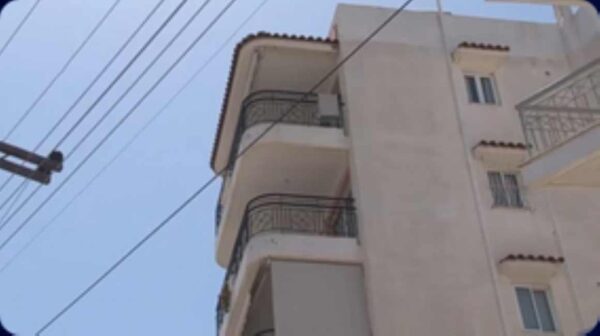 Ηλιούπολη: «Μαμά και μπαμπά, δεν θέλω πια να ζω» – Το σημείωμα που άφησε η μία από τις δύο 17χρονες πριν πέσει στο κενό (βίντεο)