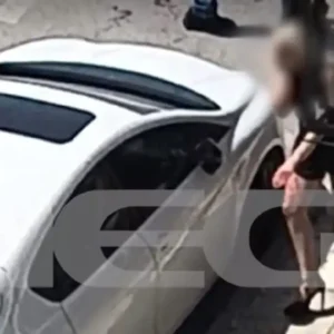 Καλλιθέα: Το βίντεο με την 43χρονη τραυματισμένη μετά τους πυροβολισμούς έξω από το μπαρ  να παρακαλεί τους περαστικούς  για βοήθεια