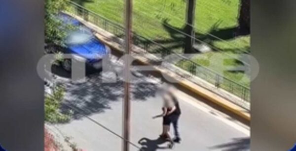 Καλλιθέα: Το βίντεο με την 43χρονη τραυματισμένη  μετά τους πυροβολισμούς να παρακαλεί τους περαστικούς  για βοήθεια