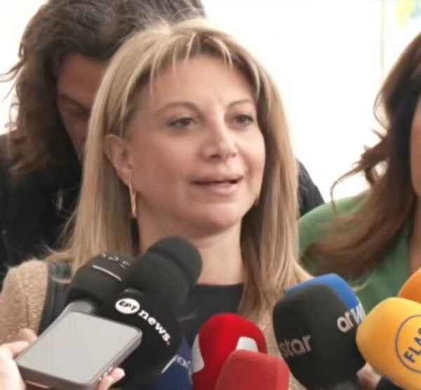 Καρυστιανού: Κατέθεσε στον Άρειο Πάγο την ιδρυτική διακήρυξη της «Ελπίδας για τη Δημοκρατία» – «Καλούμε όσους θέλουν την αλλαγή να έρθουν δίπλα μας» (βίντεο)