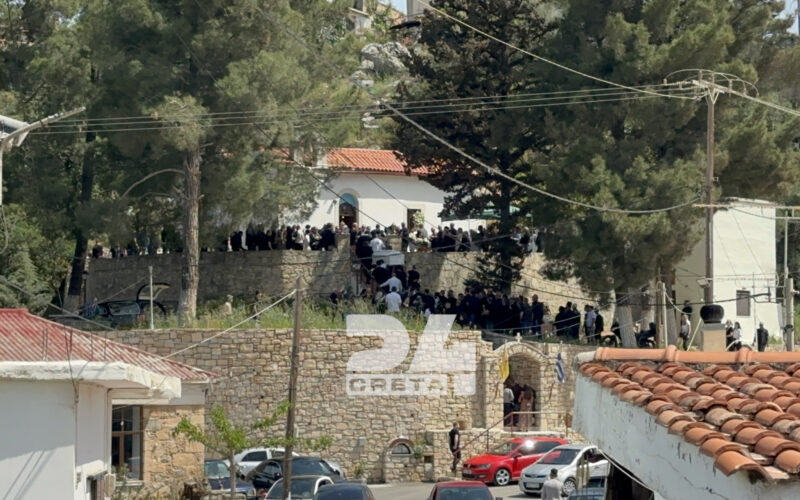 Κρήτη: Πλήθος κόσμου και οργή στην κηδεία του 21χρονου Νικήτα στο Ηράκλειο – Φύγετε φώναζαν οι συγγενείς στους αστυνομικούς – Το μήνυμα του Μητροπολίτη Πρόδρομου (βίντεο)