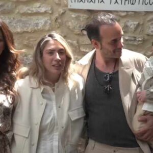 Πάνος Μουζουράκης – Μαριλού Κόζαρη: Βάφτισαν τον γιό  τους σ ένα γραφικό εκκλησάκι  στη Φθιώτιδα – Βίντεο