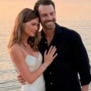 Παντρεύτηκαν Αμαλία Κωστοπούλου και Τζέικ Μέντγουελ – Οι πρώτες φωτογραφίες από τον γάμο τους