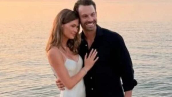 Παντρεύτηκαν Αμαλία Κωστοπούλου και Τζέικ Μέντγουελ – Οι πρώτες φωτογραφίες από τον γάμο τους