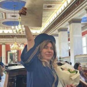 Δήμητρα Παπαδοπούλου: Φωτογραφίες από την τελετή αποφοίτησης από το Πανεπιστήμιο στα 64 της χρόνια