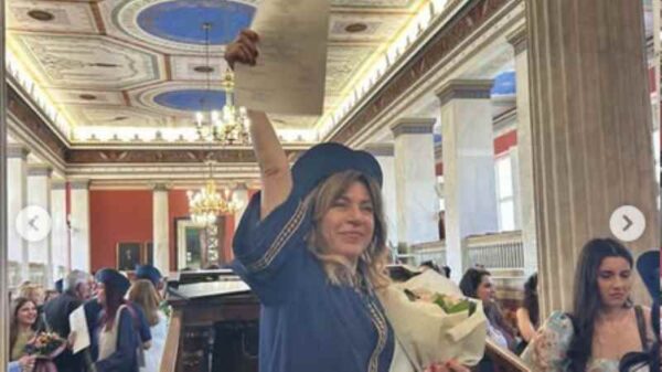 Δήμητρα Παπαδοπούλου: Φωτογραφίες από την τελετή αποφοίτησης από το Πανεπιστήμιο στα 64 της χρόνια