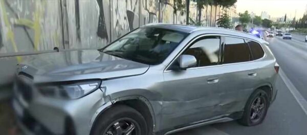 Επίθεση με πυροβολισμούς σε κατάστημα κινητής τηλεφωνίας στο κέντρο της Αθήνας,  καταδίωξη στον Κηφισό – Τρείς συλλήψεις, ο ένας είχε μαχαιρώσει επιχειρηματία στην Κηφισιά (βίντεο)