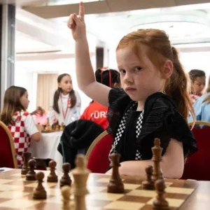 Η 7χρονη Σοφία από τον Πόρο πρωταθλήτρια Ευρώπης στο Σχολικό Πρωτάθλημα Σκάκι: Το αγαπημένο μου πιόνι είναι η βασίλισσα (βίντεο)