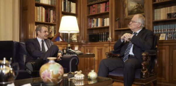 Μητσοτάκης σε Τασούλα: «Σε ένα χρόνο οι εκλογές, η αναδιάταξη του πολιτικού σκηνικού δεν μας αφορά»