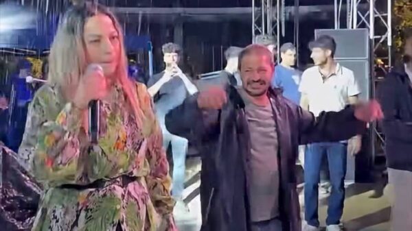 Τζένη Κατσίγιαννη: Χαμός στη συναυλία στα Άνω Λιόσια – Ο κόσμος χόρευε μέσα στη βροχή